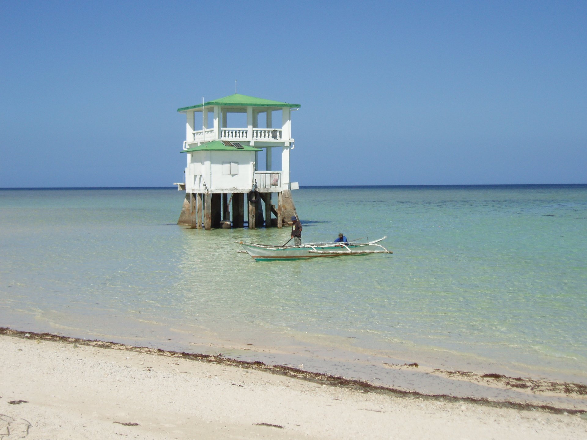 Near Sagay fishing activities are controlled by manned watch towers. Near Sagay fishing activities are controlled by manned watch towers.